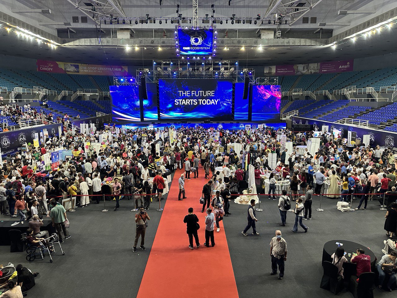 ขายต่อนําเข้าข้ามพรมแดน EC ผู้คนจํานวนมากมารวมตัวกันในเวทีของงานเทคโนโลยี และคําว่า "อนาคตเริ่มต้นวันนี้" จะแสดงอยู่บนเวทีกลาง